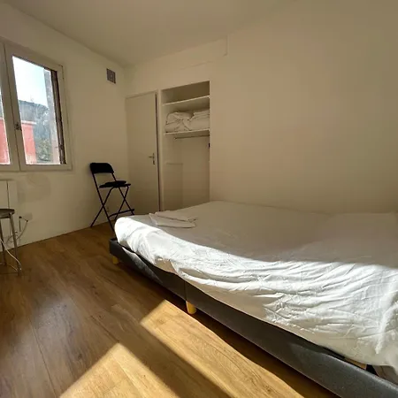 Milan - Au Milieu Des Maisons De Champagne 兰斯