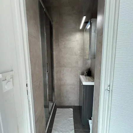 Milan - Au Milieu Des Maisons De Champagne